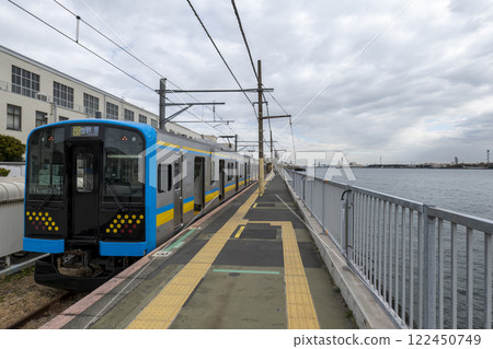 Scenery of Umi-Shibaura Station on the Tsurumi Line 122450749