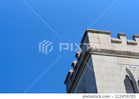The architectural beauty of Yokohama Yamate Anglican Church, illuminated under a clear blue sky 122450785
