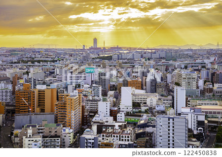 從通天閣展望台看到的大阪都會風景（大阪府大阪市） 122450838