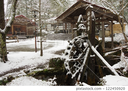 雪景覆蓋的奧飛驒溫泉鄉鈴蟲水車與神社的冬日風景 雪景覆蓋的奧飛驒溫泉鄉鈴蟲水車與神社的冬日風景 122450920