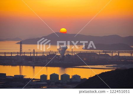 香川縣坂出市：黃昏時分從白峰瞭望台眺望瀨戶大橋 122451051