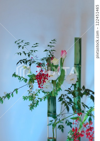 用竹子裝飾的南天竹、鬱金香和玫瑰等新年裝飾品 122451465