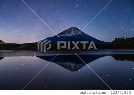 [Yamanashi Prefecture] Mount Fuji as seen from Lake Shojiko under the starry sky 122451850