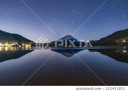 [Yamanashi Prefecture] Mount Fuji as seen from Lake Shojiko under the starry sky 122451851