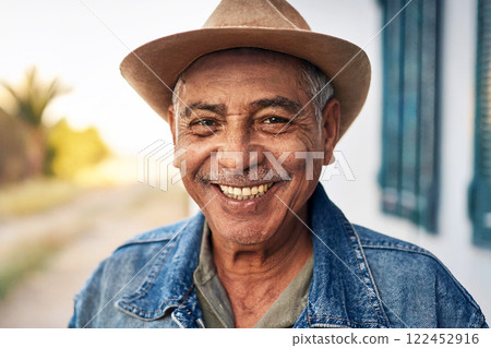 戴帽子的一名微笑的資深男性 122452916