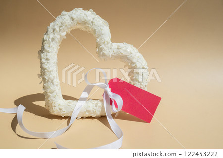 Empty pink paper note mock up White lilac flowers heart shaped in pastel backdrop. Symbol of love floral arrangement. Spring concept idea Valentine's Day, weeding proposal postcard copy space Empty pink paper note mock up White lilac flowers heart shaped in pastel backdrop. Symbol of love floral arrangement. Spring concept idea Valentine's Day, weeding proposal postcard copy space 122453222