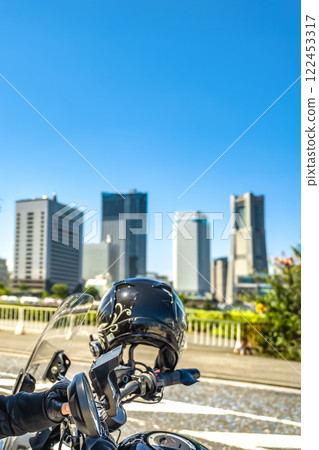 一名女騎士騎著巡洋艦自行車遊覽橫濱的照片 一名女騎士騎著巡洋艦自行車遊覽橫濱的照片 122453317
