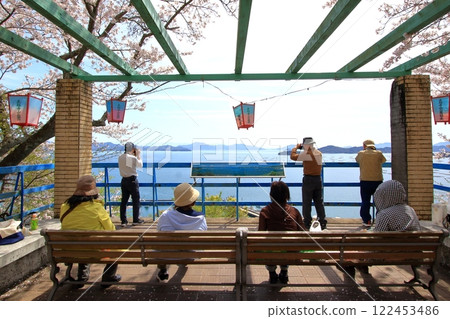 賞櫻與瀨戶內海的遊客(聖福寺山公園) 賞櫻與瀨戶內海的遊客(聖福寺山公園) 122453486