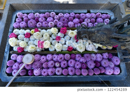 Yokokuji Temple: Chozuya decorated with flowers Yokokuji Temple: Chozuya decorated with flowers 122454289