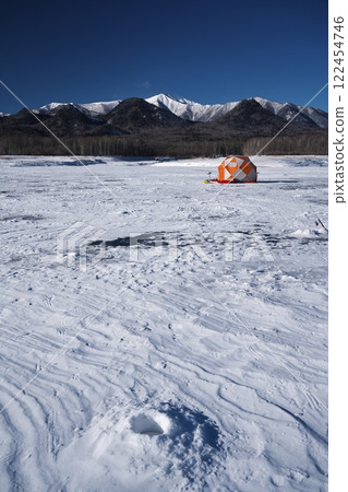 在完全結冰的糠平湖上,從釣西太公魚的帳篷裡眺望雪山 在完全結冰的糠平湖上,從釣西太公魚的帳篷裡眺望雪山 122454746