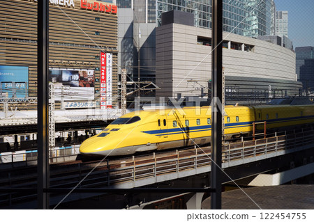 黃博士 T4 最後一次穿過商業區。 2025/01/29 122454755