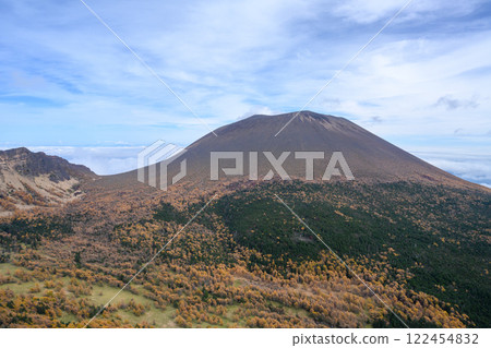 從淺間山第一外緣望去的淺間山 從淺間山第一外緣望去的淺間山 122454832