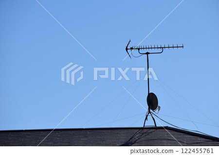 Antenna installed on the roof of an old house 122455761