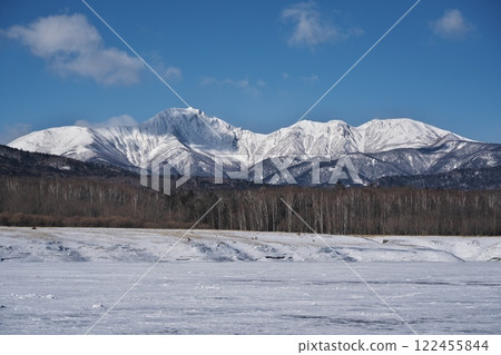 從完全結冰的糠平湖眺望雪山 從完全結冰的糠平湖眺望雪山 122455844