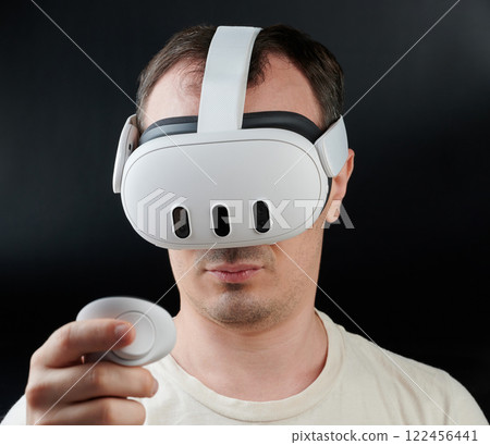 Man have experience in VR Man have experience in VR 122456441