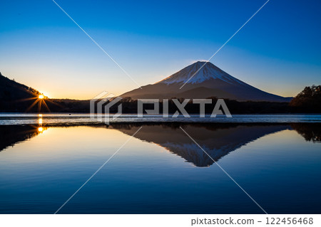 [Yamanashi Prefecture] Mt. Fuji seen from Lake Shojiko at sunrise 122456468