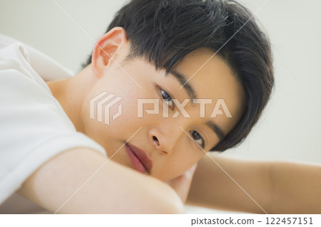 一個年輕人抱著一個臉頰 122457151