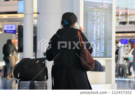 在機場航廈打電話的女人 在機場航廈打電話的女人 122457202