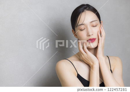 一位年輕的女士打他的臉頰 122457281