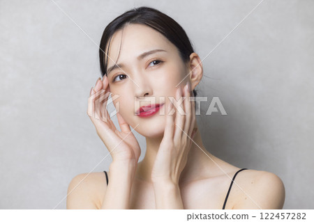 A young lady hitting his cheek 122457282