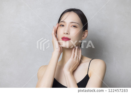 一位年輕的女士打他的臉頰 122457283