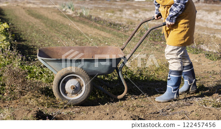 田間勞動的婦女風景 122457456