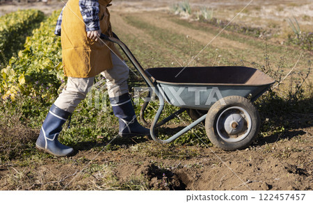 田間勞動的婦女風景 122457457