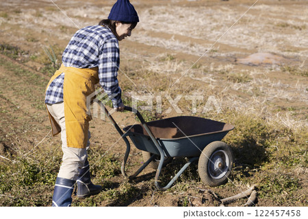 田間勞動的婦女風景 122457458