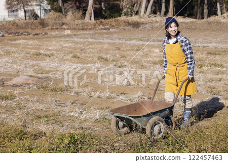 田間勞動的婦女風景 122457463