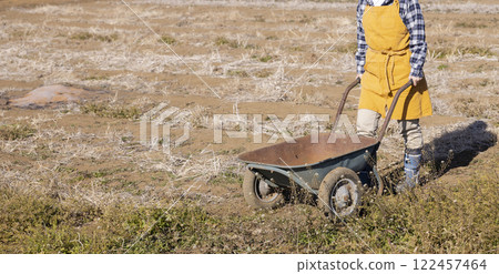 田間勞動的婦女風景 122457464