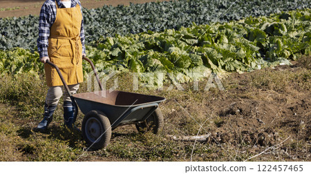 田間勞動的婦女風景 122457465