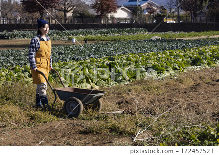 田間勞動的婦女風景 122457521