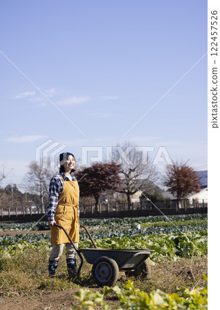 田間勞動的婦女風景 122457526