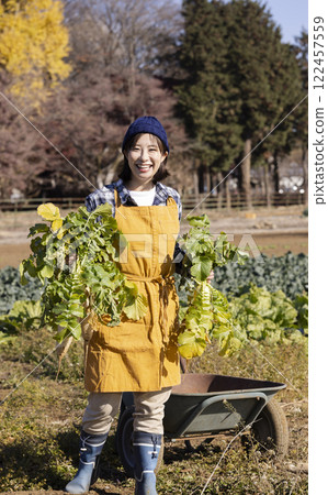 田間勞動的婦女風景 122457559