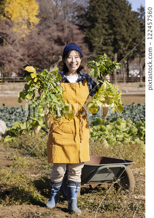 田間勞動的婦女風景 122457560