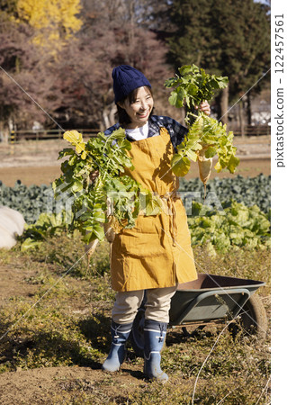 田間勞動的婦女風景 122457561