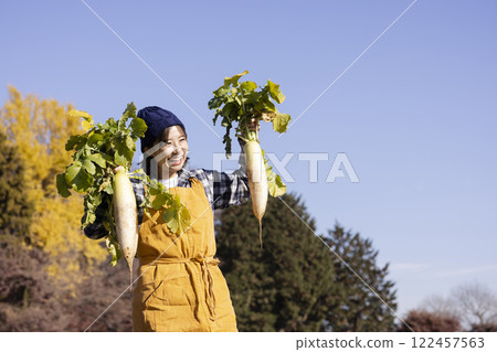 田間勞動的婦女風景 122457563