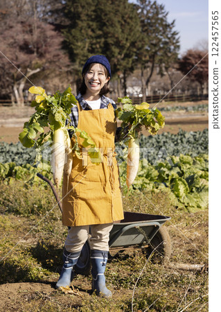 田間勞動的婦女風景 122457565