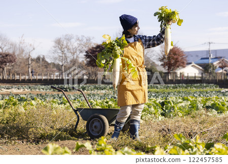 田間勞動的婦女風景 122457585