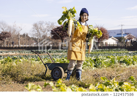 田間勞動的婦女風景 122457586