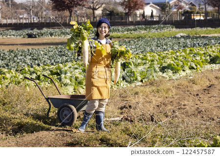 田間勞動的婦女風景 122457587