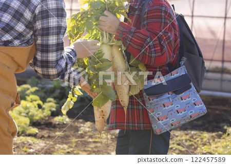 田間勞動的婦女風景 122457589
