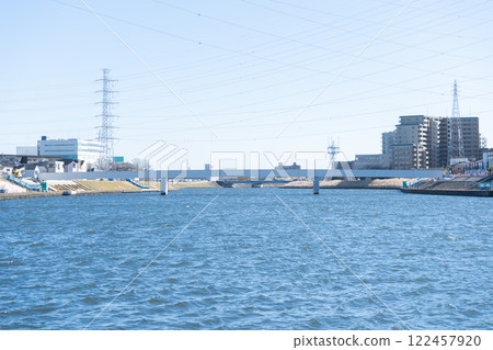 正在建設中的鶴見川人行橋。 122457920