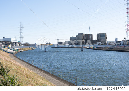 從矢古/川崎一側看到的正在建設中的鶴見川人行橋 122457921