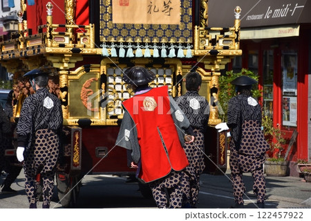 日本岐阜縣高山市，春季高山節，男子攜帶華麗的花車，稱為花車，後視穿著 happi 外套和 jingasa 122457922