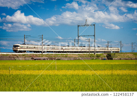運行於湖西線上的 JNR 117 系列車 運行於湖西線上的 JNR 117 系列車 122458137