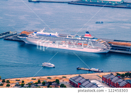 2025 年 1 月 19 日，日本橫濱城市景觀，飛鳥二號停靠在大棧橋碼頭，其他船隻停靠其間 122458303