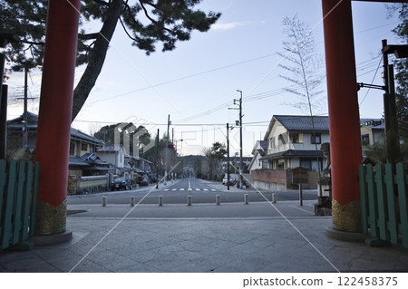 今宮神社 - 從 2 號樓門望去今宮門前街的景色 今宮神社 - 從 2 號樓門望去今宮門前街的景色 122458375