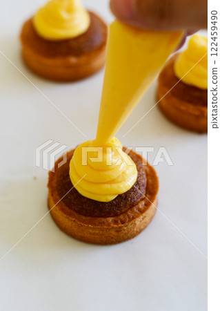 Making the tart 122459490