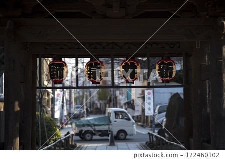 東京中野區新井藥師、寺門和燈籠的風景 122460102